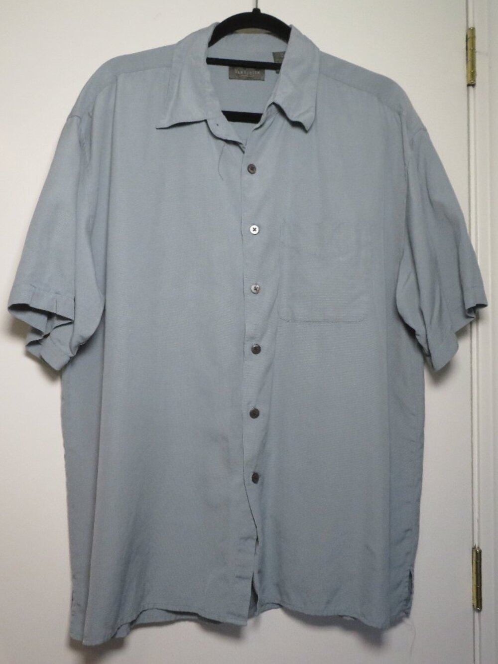 Light Blue Van Heusen Button Down Mens size Large 100% Silk
